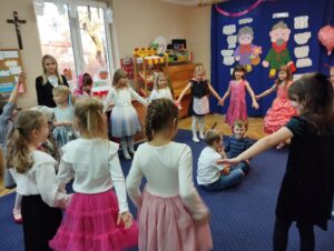 Dzieci prezentują taniec aniołków