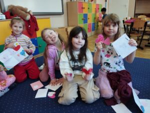 cztery dziewczynki pokazują swoje kartki walentynkowe