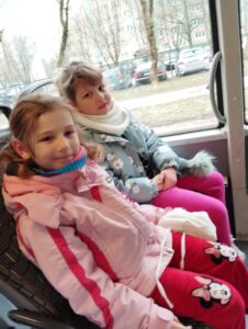 Dwie dziewczynki jada autobusem miejskim
