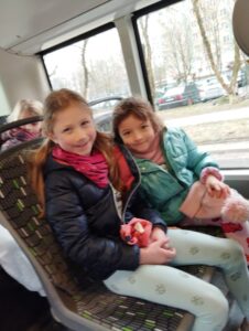 Dwie dziewczynki jadą autobusem do przedszkola Miejskiego nr 2