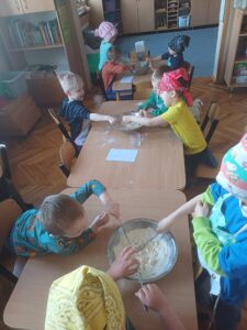dzieci robią ciasto na mazurka