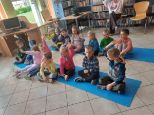 dzieci w bibliotece