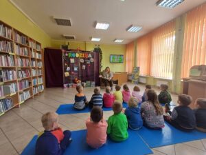 dzieci w bibliotece