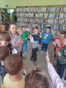 dzieci w bibliotece