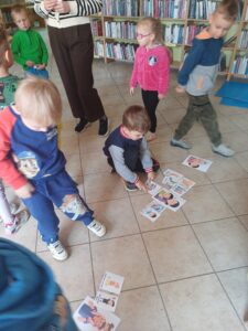 dzieci w bibliotece