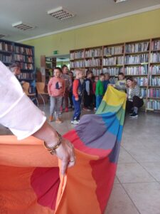 dzieci w bibliotece