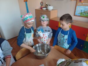 dzieci przygotowują ciasto na babeczki