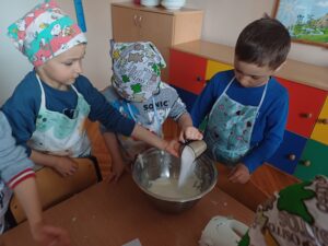 dzieci przygotowują ciasto na babeczki