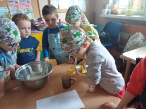 dzieci przygotowują ciasto na babeczki