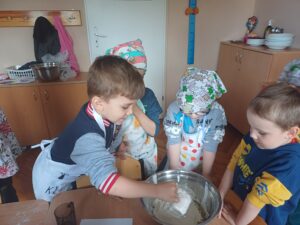 dzieci przygotowują ciasto na babeczki