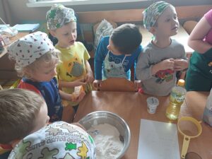 dzieci przygotowują ciasto na babeczki
