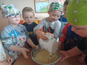 dzieci przygotowują ciasto na babeczki