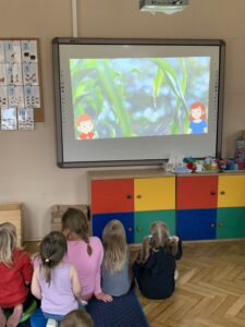 dzieci oglądają bajkę edukacyjną o wodzie