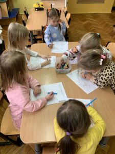 dzieci kolorują rysunek z kropelką wody