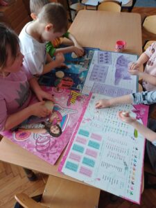 dzieci formują masę