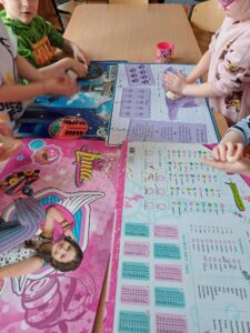 zabawy dzieci z masą