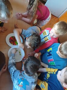 powstawanie kolorów na wodzie z skittles