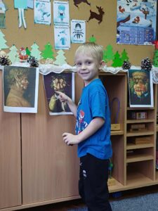 dzieci oglądają obrazy z warzyw i owoców