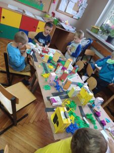 dzieci i domki z opakowań