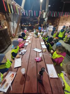 dzieci jedzą kiełbaskę