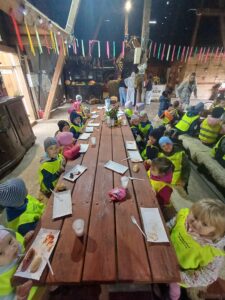 dzieci jedzą kiełbaskę