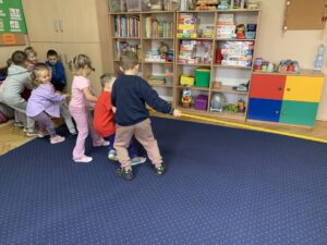 Dzieci przeciągają linę