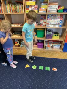 Dzieci pokonujące tor z przeszkodami