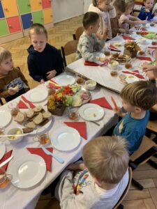 Dzieci biorą udział w zdrowym śniadaniu