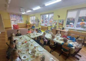 dzieci samodzielnie robią śniadanie