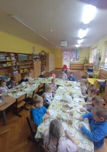 dzieci samodzielnie robią śniadanie