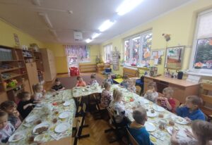 dzieci samodzielnie robią śniadanie