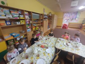 dzieci samodzielnie robią śniadanie