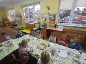 dzieci samodzielnie robią śniadanie