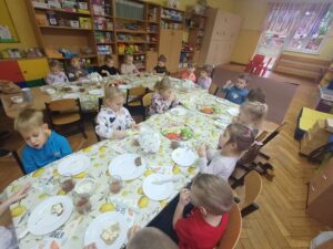 dzieci samodzielnie robią śniadanie