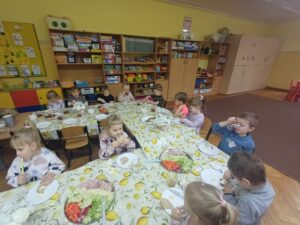 dzieci samodzielnie robią śniadanie