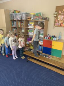 chłopiec idzie po ławce do ćwiczeń